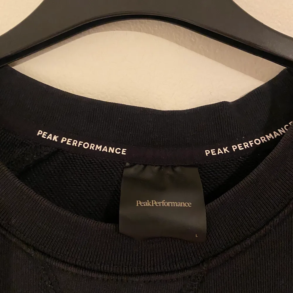 Säljer min peak performance sweatshirt. Den är stor i storleken så passar även XL. Tröjor & Koftor.