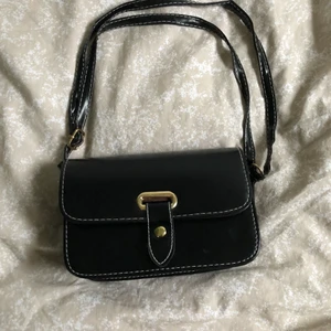 Väska  - Säljer denna jätte söta väska, då den tyvärr inte kommit till användning. Jättebra material helt oanvänd, har även en reglerbart band. Tar Swish står inte för postens slarv, frakt tillkommer ❤️❤️