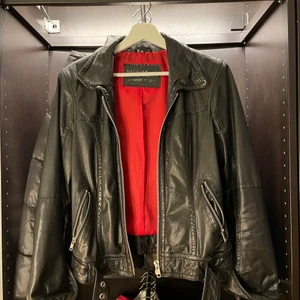 Vintage skinnjacka  - En vintage skinnjacka använd men bra skick o bra kvalite pris går att diskutera vid snabb affär 