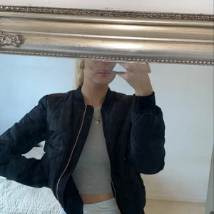 Jacka  - Fin bombarjacka aldrig använd 