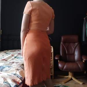 Vintage Orange kjol, märkt med storlek L men jag skulle säga att den är en XS-M. Fint skick och har en dragkedja på baksidan. Den är lite längre och passar perfekt nu till hösten. De två första bilderna visar den rätta färgen