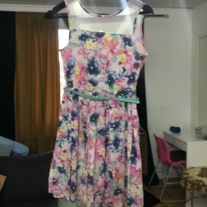 Ny kläning aldrig använd😌💕 - Den är helt ny och har storlek från 9-11 år jag köpte den från HM  och säljer den för 75 kr tack!❤️❤️