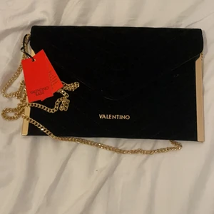 Valentino väska äkta - Hej, jag säljer min Valentino Väska som var lite för stor. Aldrig kommit till användning, nytt skick. 