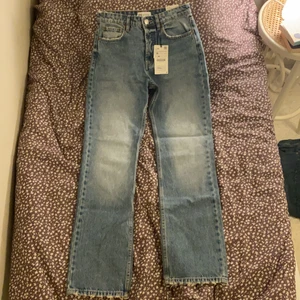 Zara midrise straight jeans slutsålda - Säljer dessa oanvända populära midrise jeansen som tyvärr är för små för mig. Skulle säga att de drar åt en 34. 