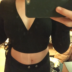 Ribbad topp med knutning  - Väldigt fin topp från Chiquelle🖤