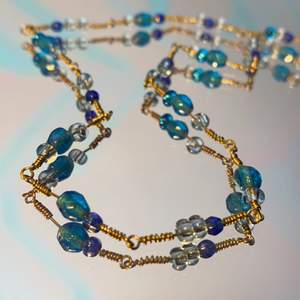 Ett fint handgjort halsband med blåa glaspärlor❤️ spännet är försilvrat och frakten ingår i priset! Checka profilen för fler liknande smycken! Puss❣️💝