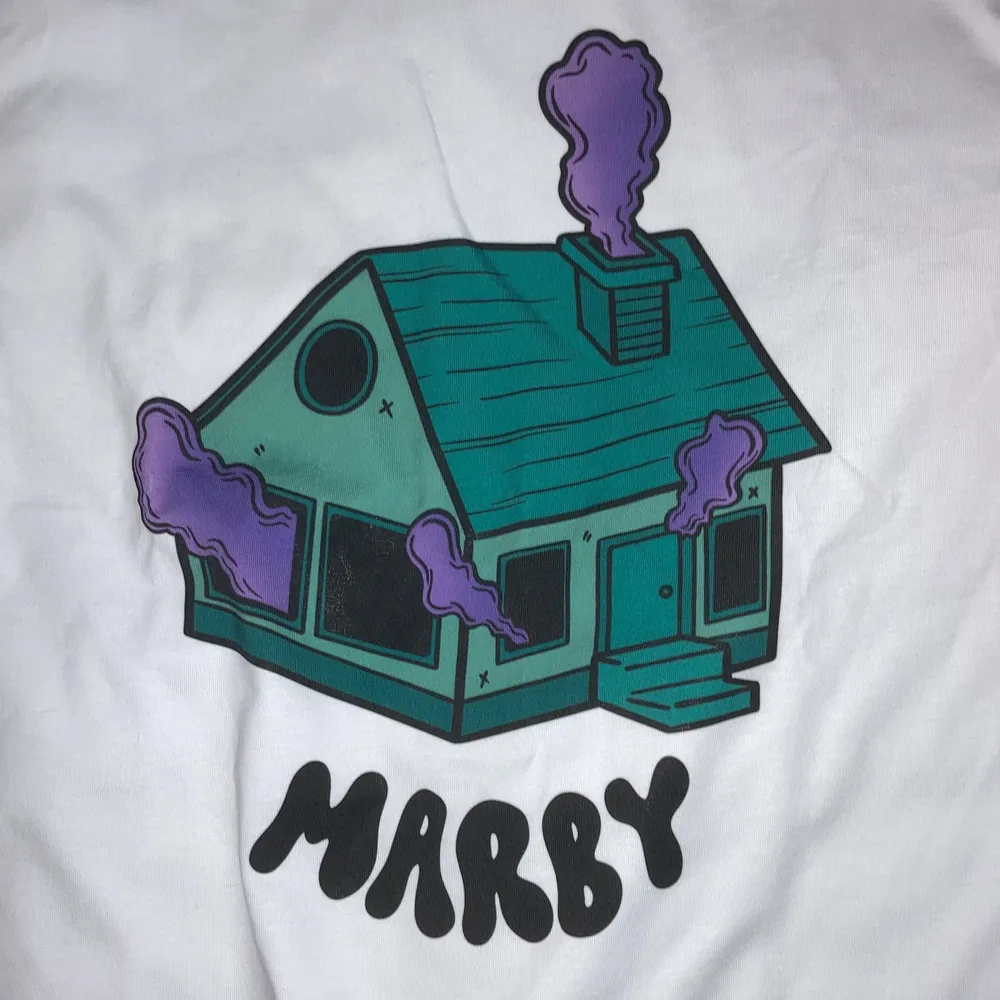 Märket är Marby Club, unisex, finns i S, M och L. T-shirts.