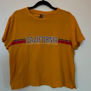 T-shirts 50kr st - 3 st t-shirt för 50 kr st (100 om du köper alla 3) + frakt.  Den gula är från HM och är i storlek L. Den gröna är från weekday och är i storlek M. Den svartvita är ifrån lager 157 och är i storlek M/L .                                                            DEN SVARTVITA ÄR SÅLD!! 