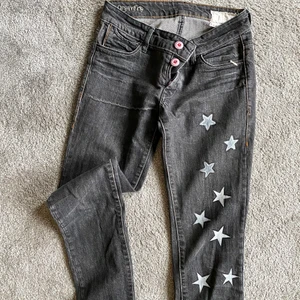 Low Rise jeans  - Lågmidjade jeans! Skit balla! Stjärnorna fungerar som reflexer å kan drf lysa. 3 ”mjukare” formade stjärnor som sedan går ner till flera skarpa stjärnor! Skit snyggt med knapparna också! Använd men bra skick❤️ jag e xs å 160
