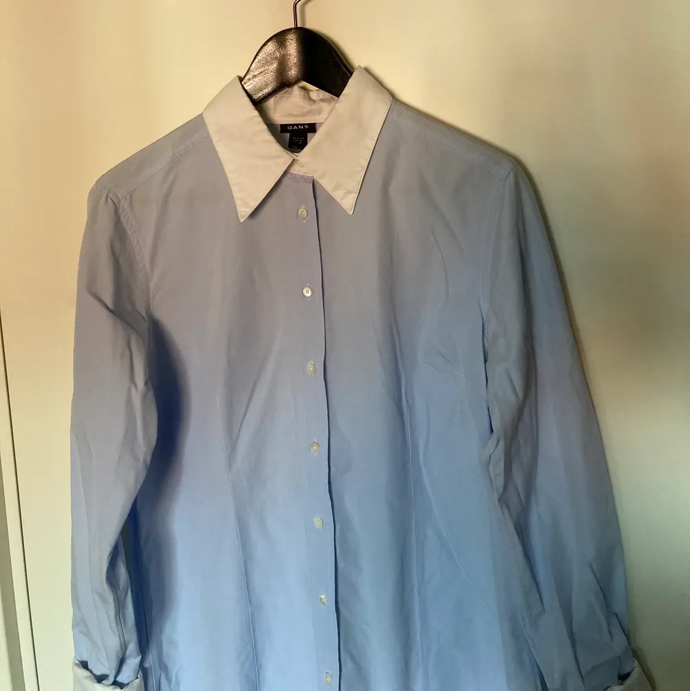 Skjortan är i bra skick (endast använd fåtal gånger). Skulle säga att skjortan är i strl M, men kan oxå vara en snygg oversized skjorta i strl S.. Skjortor.