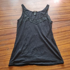 Spets svart linne - Linne med spetsdetalj. 15 kr. Storlek s. Samfraktar vid köp av flera varor för 66 kr ❣📦