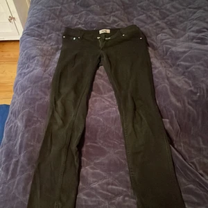  Svarta Acne Jeans  - Riktigt fina svarta Acne jeans! Sitter lite slim fit/straight. Modellen heter ”kex/smooth” ända defekten är att märket på baksidan sitter lite löst. Skriv gärna för mer bilder:)