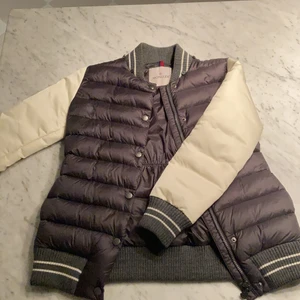 Moncler Jacka - Säljer min jätte snygga Moncler jacka då jag inte har användning för den längre. Nästan helt oanvänd. Perfekt som skid jacka, eller bara till vardags. Tyvärr har jag lyckats slarva bort luvan. Säljer inte under 1800:)