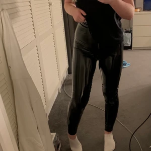 Latexbyxor - Säljer ett par riktigt coola byxor i latex😍 Säljer dessa då jag har dubbla par och den inte kommer till användning. Tyvärr är dom skadade i sömmen på två ställen men går säkert laga👍🏼 Köpta från Madlady och storlek XS❗️Frakt tillkommer och ingår inte i priset❗️