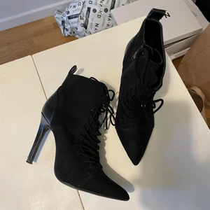 Svarta boots med snörning - Storlek 37. Mockaimitation. 