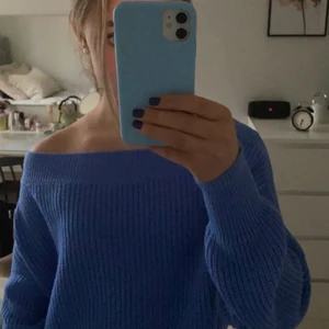 Blå stickad tröja - Säljer denna stickade blå tröja i storlek S från Gina. Den är använd ett fåtal gånger. Den är djupt halsringad.