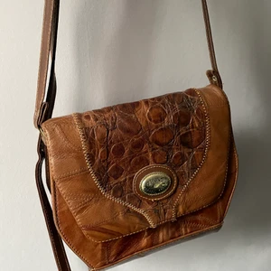 Axelremsväska  - Rymlig handväska med olika fack (ett med blixtlås) inuti. Hör av er för fler bilder eller vid frågor 💕💕