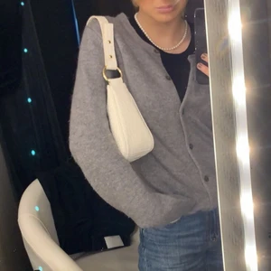 nelly väska - en söt vit väska från nelly, slutsåld på hemsidan vad jag vet. Knappt använd och i bra skick. Nypris 229kr.
