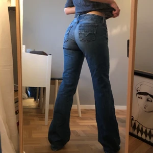 Jeans - Skitsnygga lågmidjade jeans från diesel! Är använda men har ingen skada:) skicka privat om du är intresserad och kan starta budgivning om många vill ha dem! Möts helst upp i Stockholm men kan också frakta!