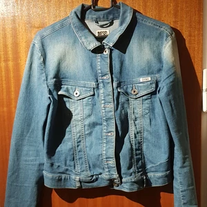 DIESEL jeansjacka strl M - Croppad jeansjacka i Gott skick.