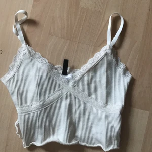 Shein  - Skick är jätte bra. Använt ungefär 3 gånher. Det är en vit top med vit spets. 