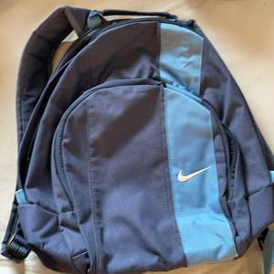 Blå ryggsäck från Nike, jätte fint skick