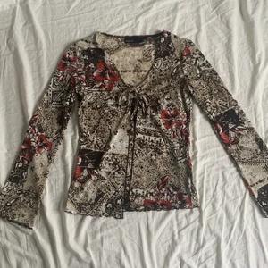 tröja med mönster - tröja i skönt mesh-liknande tyg med coolt mönster! skitcool design men använder tyvärr inte längre. perfekt kondition! köparen står för frakt på 48 kr ❤️