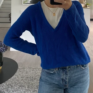 Blå stickad tröja, XS - Blå stickad tröja från Josefin Ekströms kollektion med NA-KD. Tröjan är i storlek XS men är väldigt stor i storleken. 
