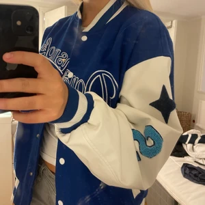 Varsity jacka - Säljer denna skit snygga jacka som knappt är andvänd och köpt i våras. Märket är donsmoke och köpte den för 1900 och börja buda på 900 eller köp direkt för 1100💙 Jackan är ganska sized. Kontakta mig vid intresse 