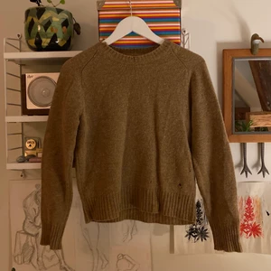 Beige stickad tröja  - Beige stickad tröja som ser lite distressed ut, med några små hål. Perfekt till hösten! Kan mötas upp i Stockholm eller så tillkommer frakt❣️