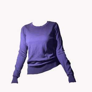 Tröja - Jättefin mörkblå knappt använd tröja💙  tyget är jätte mjukt! Det står i den att det är en storlek L men jag skulle nog säga att det är en storlek M/S men den är väldigt stretchig. Köparen står för frakten📦💕