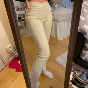 Jeans - Jeans med slits från zara. Spårbar frakt tillkommer på 66kr 💛💛