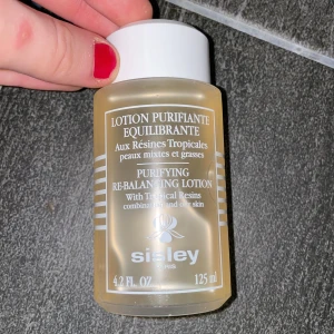 Purifying Re-balancing lotion - Bra hudvård till ansiktet. För kombinerad/oljig hud. Väldigt bra märke som hjälper huden mycket. Kommer inte till användning för mig längre.