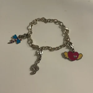 Berlockarmband  - Gulligt armband med berlocker. Har ingen aning var det är köpt då det är hyfsat gammalt. Bra skick och går självklart att kombinera med andra berlocker i liknande stil! Tycker det här armbandet är väldigt gulligt men passar inte min stil. 💞💞