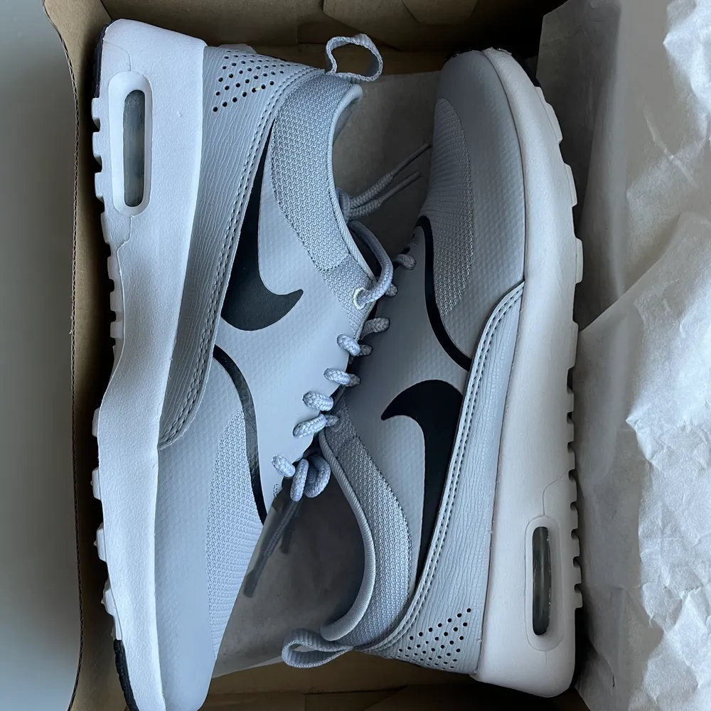 Nike Air Max Thea grey, dam storlek 37.5. Helt nya aldrig använt, säljer för 500kr & köpt för 1100kr ✨👟  . Skor.