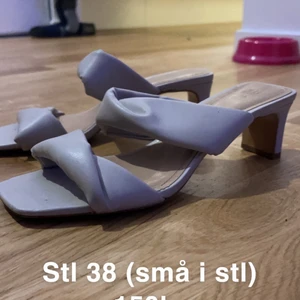 Låga klackar - Superfina låga klackar från H&M. Använda 1 gång. Små i storleken 