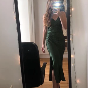 Grön satinklänning - Så himla fin grön sidenklänning från Zara! Säljer då den inte kommer till användning längre💚💚 Storlek XS, använd 2 ggr, i perfekt skick