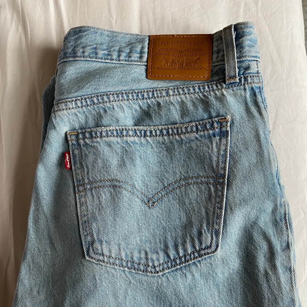 Supersnygga Levi’s jeans köpta här på Plick. Tyvärr förstora på mig som är 160 cm. Första två bilderna är lånade från den tidigare ägaren! 500kr + frakt (köparen står för frakten). Kan skickas med spårbar frakt!💗. Jeans & Byxor.
