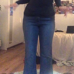 Bootcut jeans från collection! - Säljer dessa superfina bootcut jeans i storlek L/XL, då de tyvärr inte kommer till användning eftersom att de är lite för korta på mig (172cm). Köpta på sellpy i somras för 75kr men endast använda (av mig) 1 gång så säljer vidare för samma pris. Passar mig bra som har 44 vanligtvis men passar förmodligen 42-46. Möts helst upp i Göteborg.