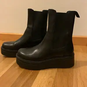 Säljer vagabond chelsea boots pga av fel storlek. Skorna är endast provade en gång och är därmed i nyskick. Storlek 36. Finns i Kalmar men kan skickas. Nypris 1400.