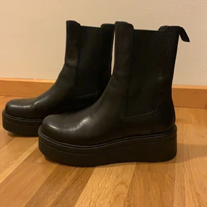 Oanvända Vagabond Boots  - Säljer vagabond chelsea boots pga av fel storlek. Skorna är endast provade en gång och är därmed i nyskick. Storlek 36. Finns i Kalmar men kan skickas. Nypris 1400.