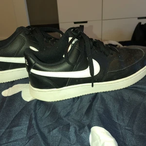 Nike - Nästan helt oanvända Nike, court vision low! Säljer pga liiite små