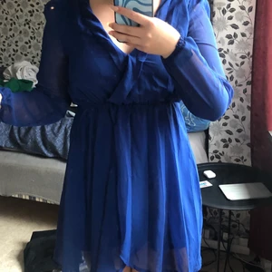 Blå långärmad klänning  - Säljer denna då den ej kommer till användning  Köpt i en second hand butik för några månader sedan. Skön och luftig