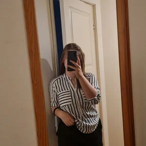 Randig skjora från Vero Moda - Storlek M, andvänt 1 gång. Bra skick