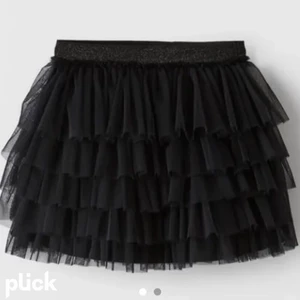 Zara volang kjol - SÖKER!!!!! Denna svarta volangkjol från Zara💗💗