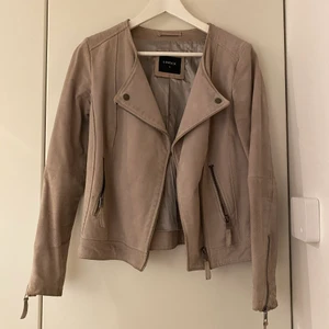 Mockajacka storlek 36 - Fin grå mockajacka, perfekt till hösten.