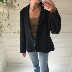Svart kavaj strl 40 - Svart kavaj/blazer från trend report! I gott skick. Jag har vanligtvis storlek 34 så på mig har kavajen en oversized fit!