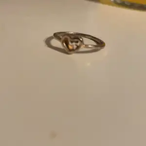 En guld ring med ett ❤️ super fin för stor för mig