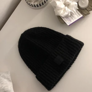 Svart mössa  - Säljer en mössa som inte används 💫 den är jätte skön och mysig och perfekt nu till vintern,skriv för fler bilder!⚡️