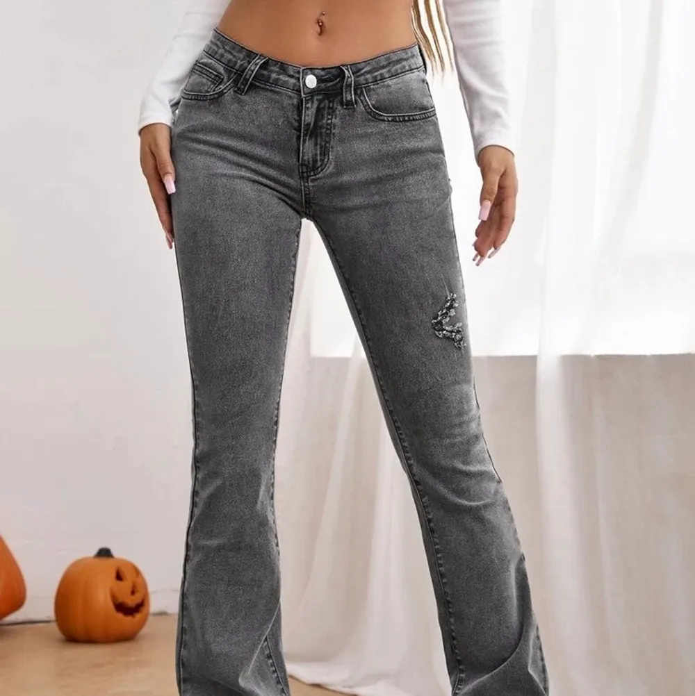 Säljer dessa byxorna för att dem inte passa mig, den är super snygga och trendiga, aldriga använda, nypris 219 ❤️. Jeans & Byxor.